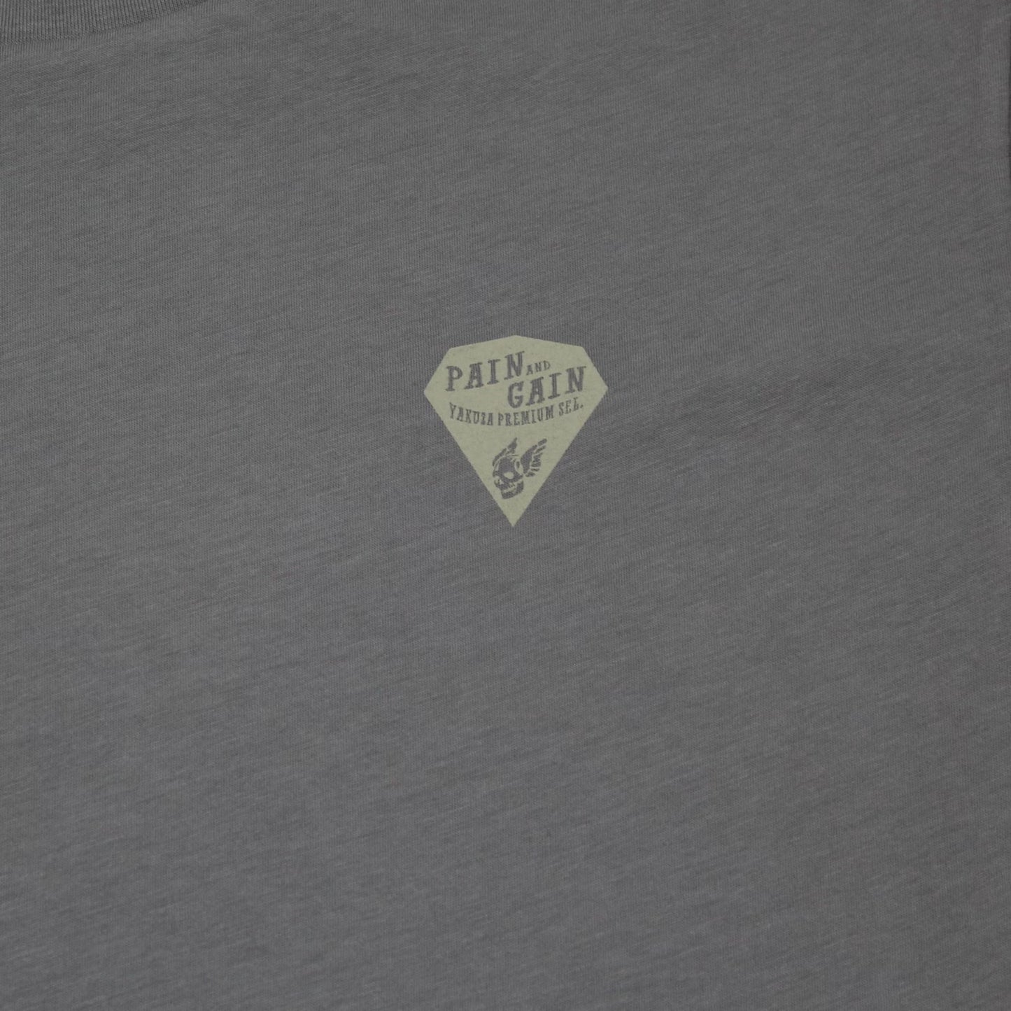 Yakuza Premium T-Shirt in Lila Matt mit grossem, detailreichem Rückenprint und kleinem Frontprint auf der linken Brust.