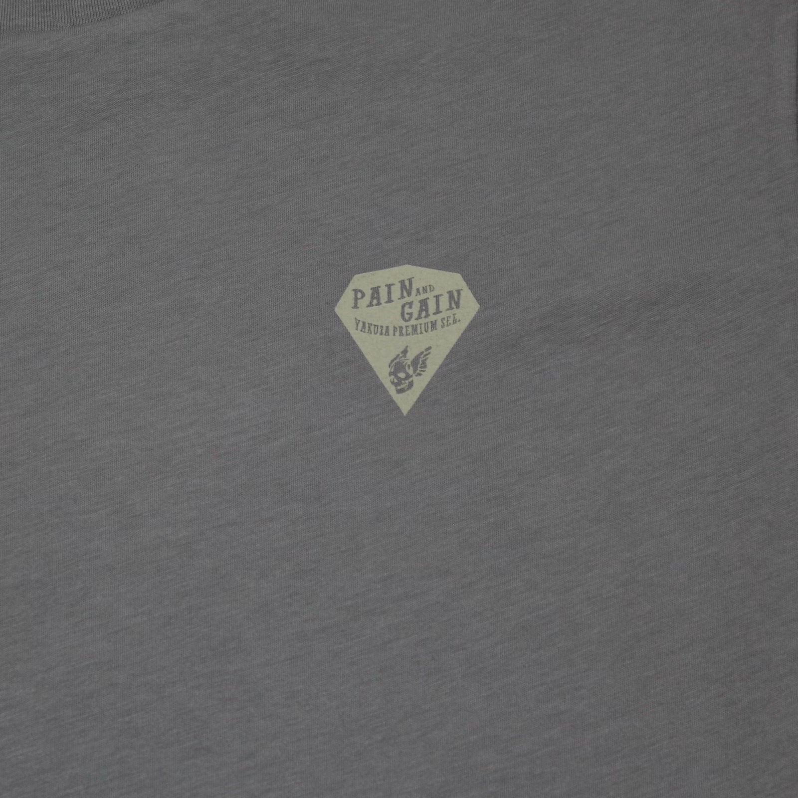 Yakuza Premium T-Shirt in Lila Matt mit grossem, detailreichem Rückenprint und kleinem Frontprint auf der linken Brust.