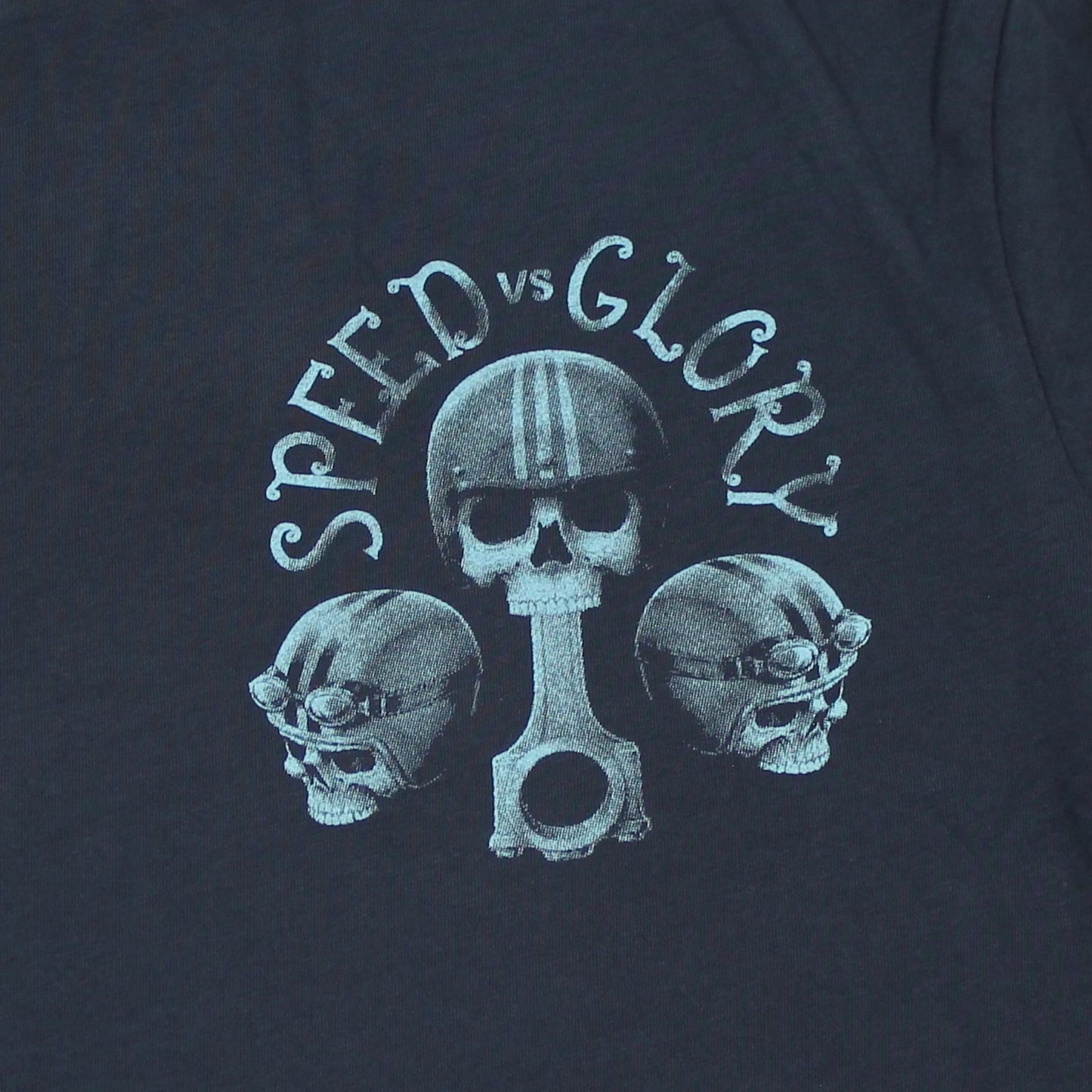 Detailansicht Yakuza Premium T-Shirt dunkelblau mit hellblauem Speed vs Glory Totenkopf-Print.