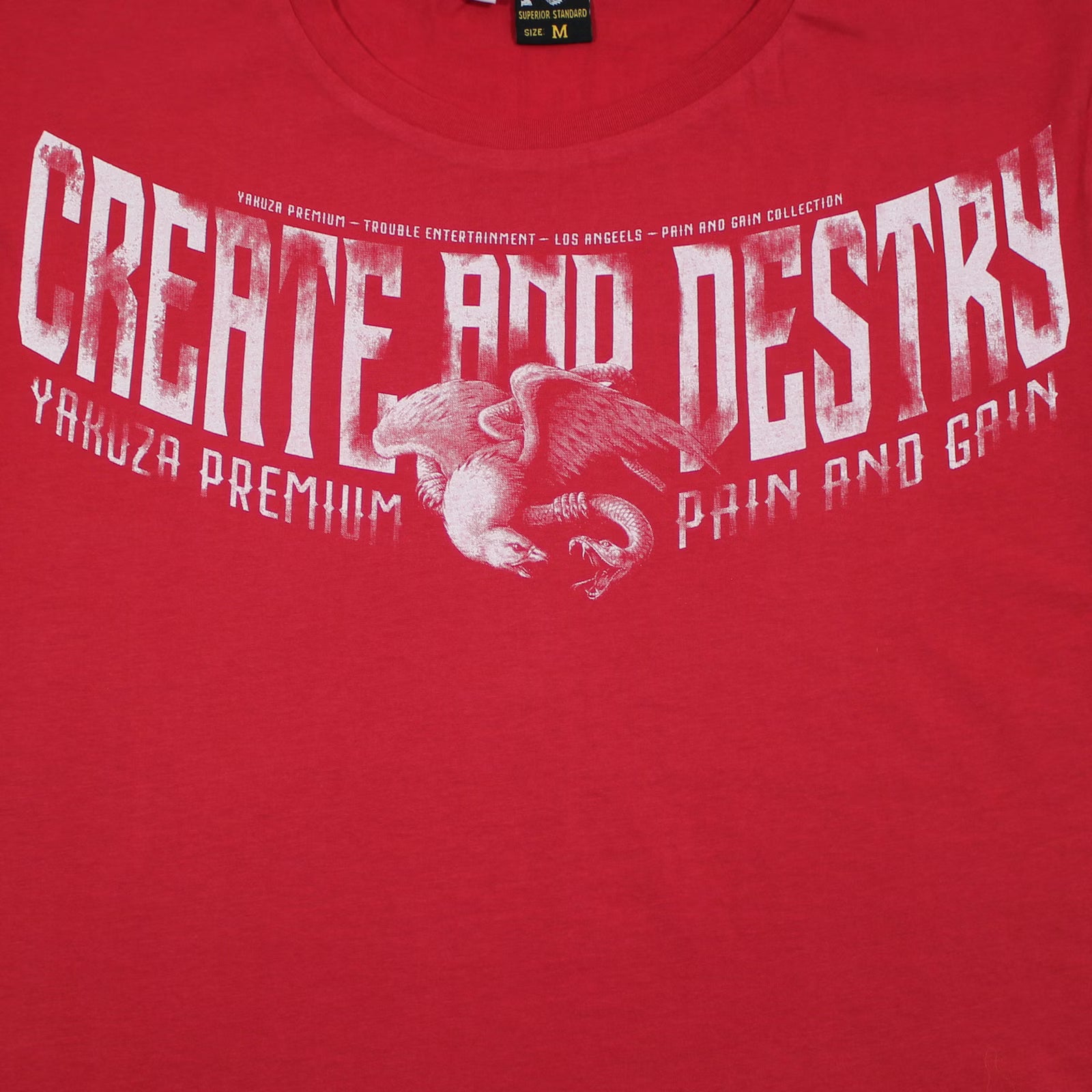 Yakuza Premium 3905 T-Shirt in rot mit grossem, detailreichem Rückenprint und kleinem Frontprint.