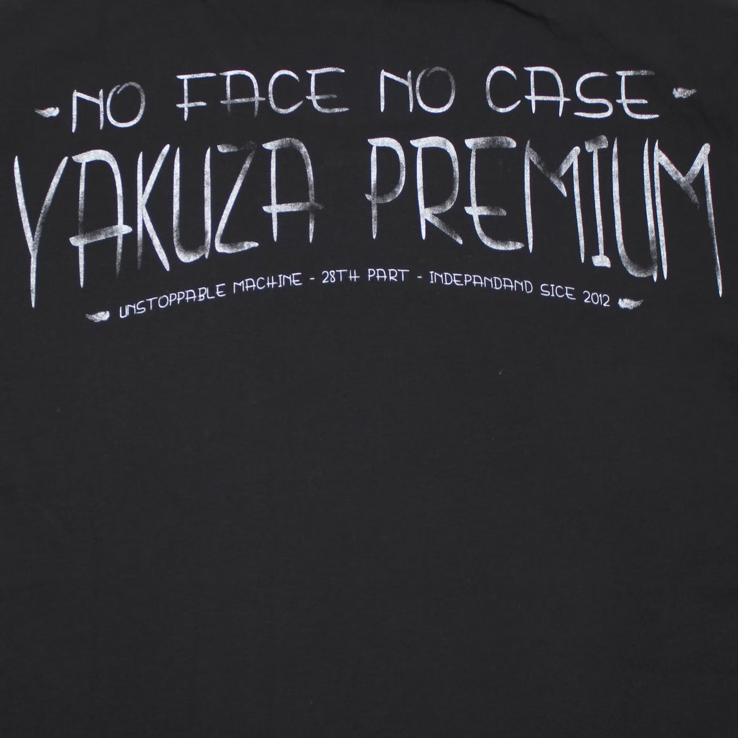 Yakuza Premium Selection T-Shirt in Schwarz mit Frontprint Burattino mit Flammenwerfer und Schriftzug hinten
