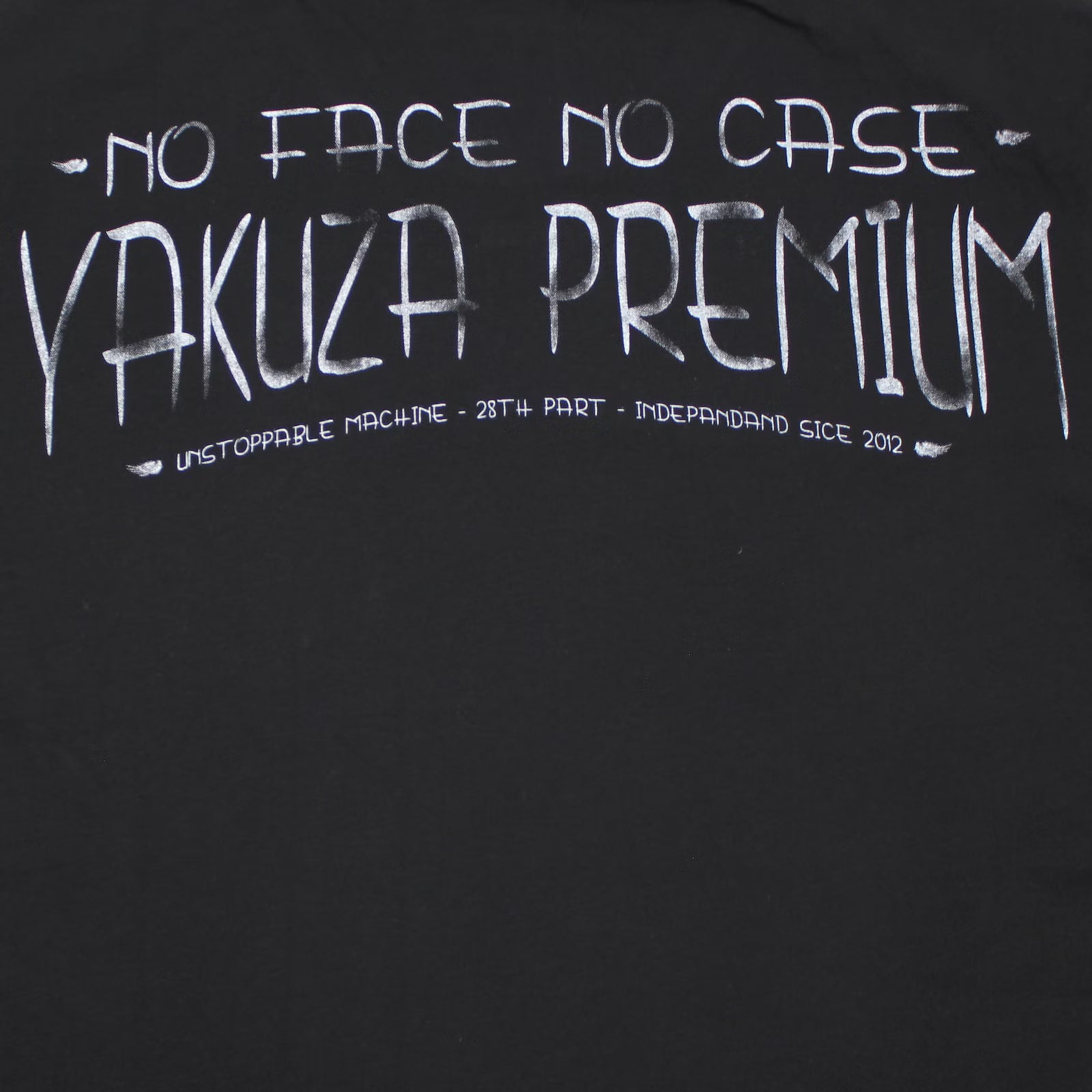 Yakuza Premium Selection T-Shirt in Schwarz mit Frontprint Burattino mit Flammenwerfer und Schriftzug hinten