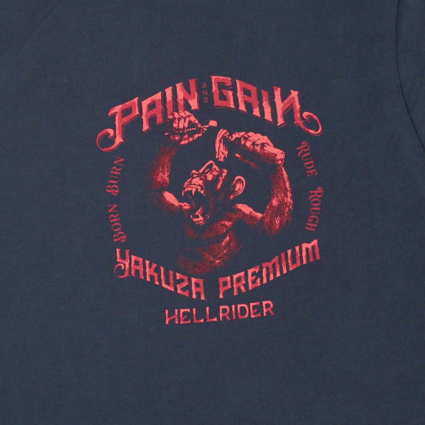 Dunkelblaues Yakuza Premium T-Shirt YPS 3909 mit wütendem Affenprint auf dem Rücken.