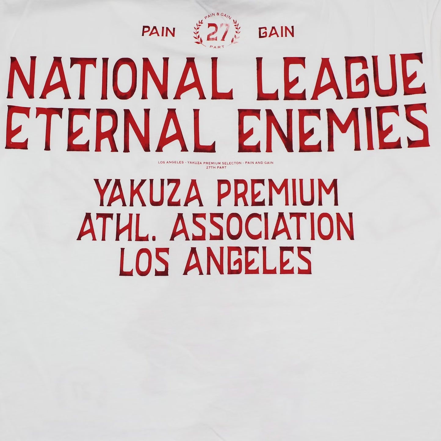 Yakuza Premium Pima-Baumwoll-T-Shirt aus der Herbst-/Winterkollektion 2025 mit großem Baseballspieler-Print vorne und markantem Rücken-Schriftzug