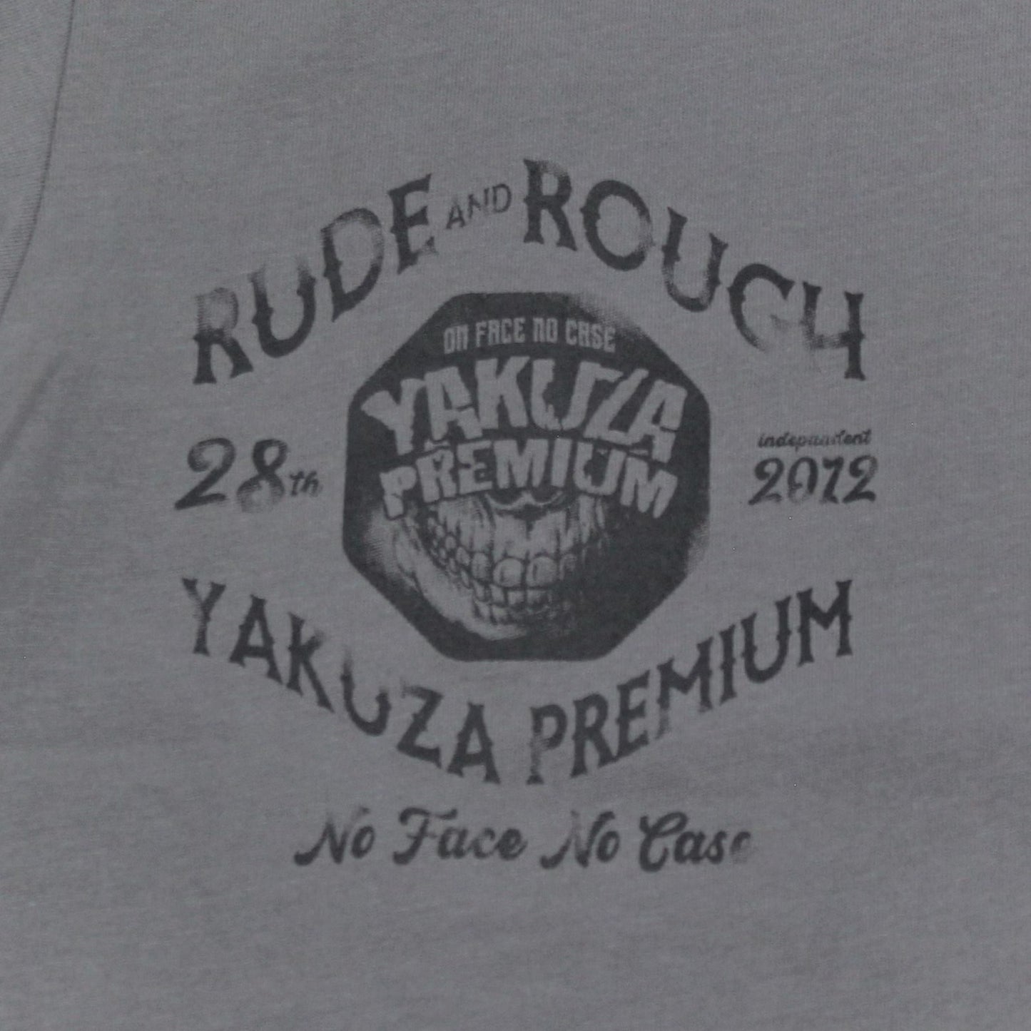 Hochwertige 180g Pima-Baumwolle und verstärkte Nähte beim dunkelgrauen Yakuza Premium T-Shirt.
