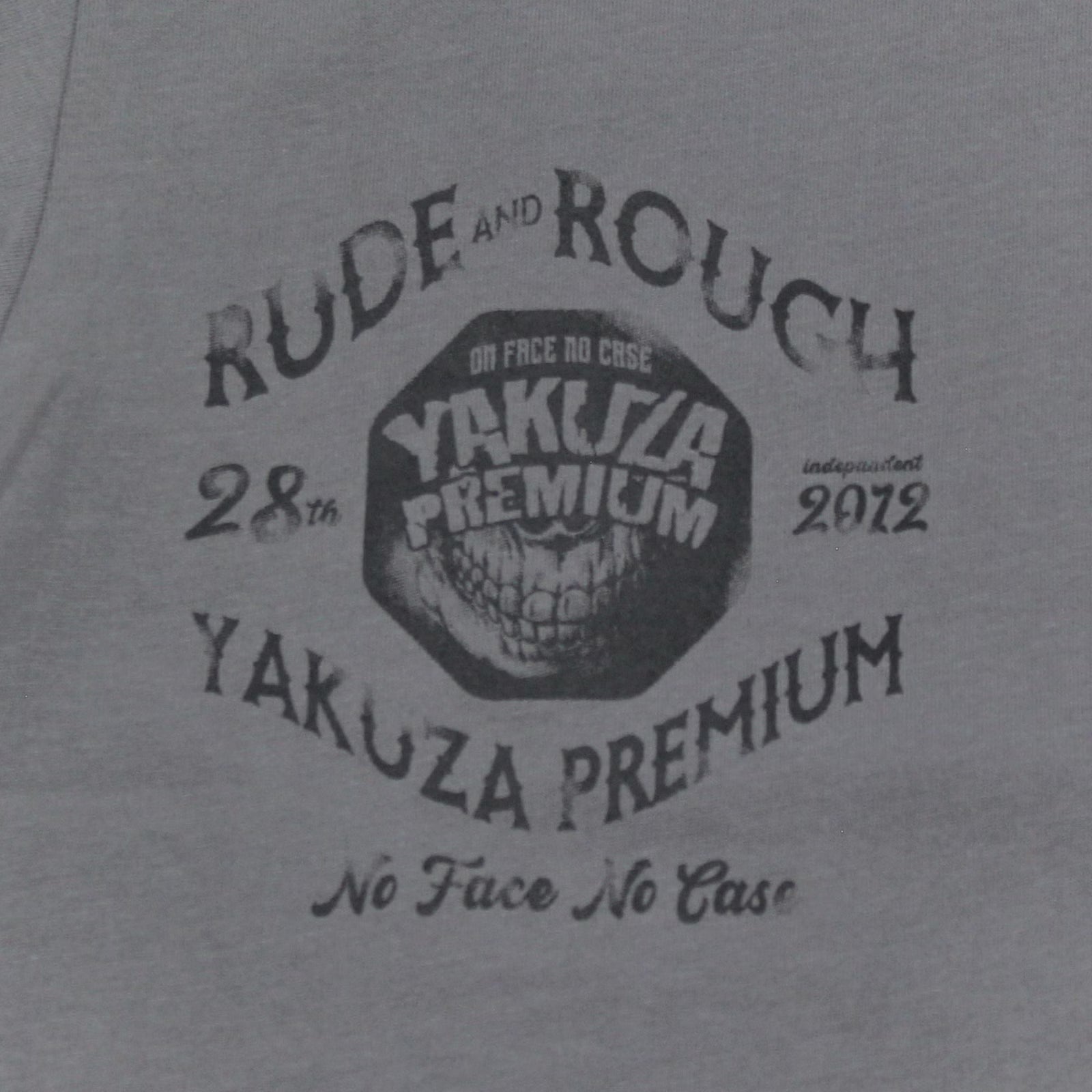 Hochwertige 180g Pima-Baumwolle und verstärkte Nähte beim dunkelgrauen Yakuza Premium T-Shirt.