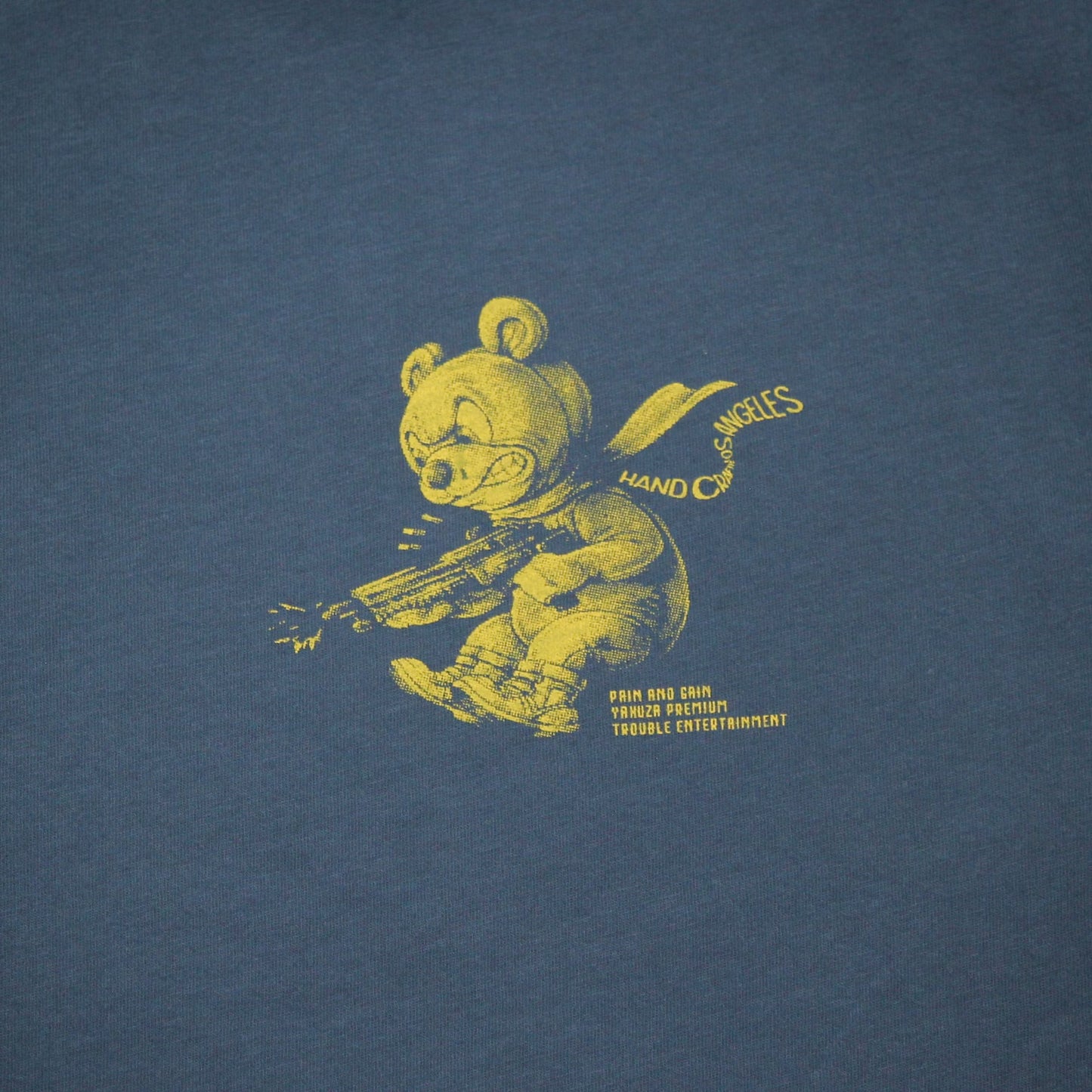 Blaues Yakuza Premium T-Shirt YPS 3908 mit bewaffnetem Teddybär-Print auf dem Rücken.