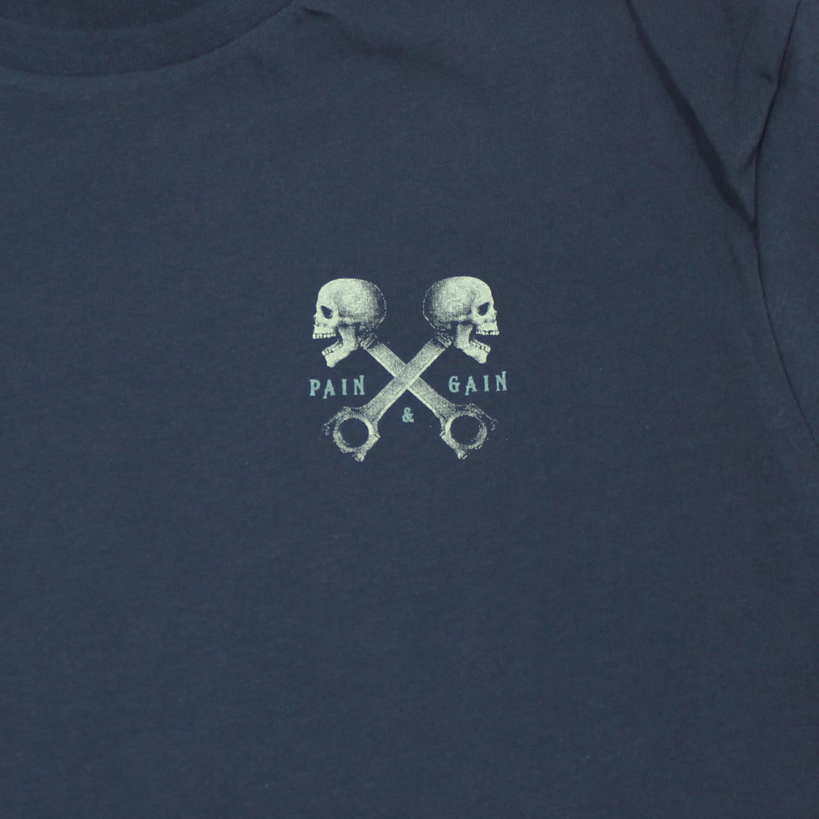 Körperbetontes Yakuza Premium T-Shirt dunkelblau mit Totenkopf-Brustprint.