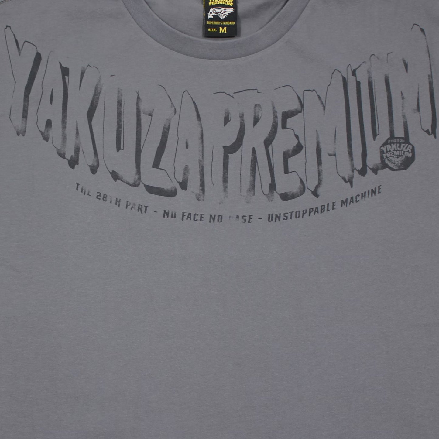 Dunkelgraues Yakuza Premium T-Shirt aus Pima-Baumwolle mit grossem Logo-Schriftzug im Brustbereich.