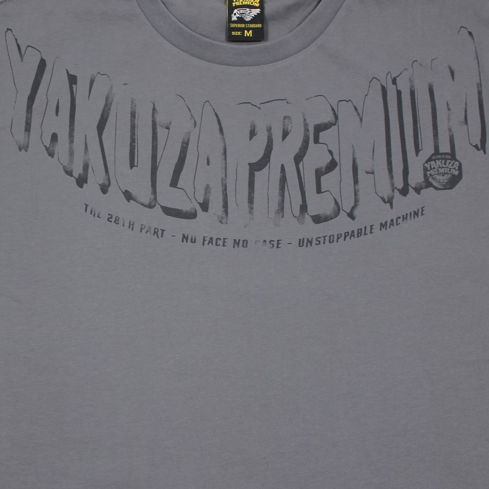 Dunkelgraues Yakuza Premium T-Shirt aus Pima-Baumwolle mit grossem Logo-Schriftzug im Brustbereich.