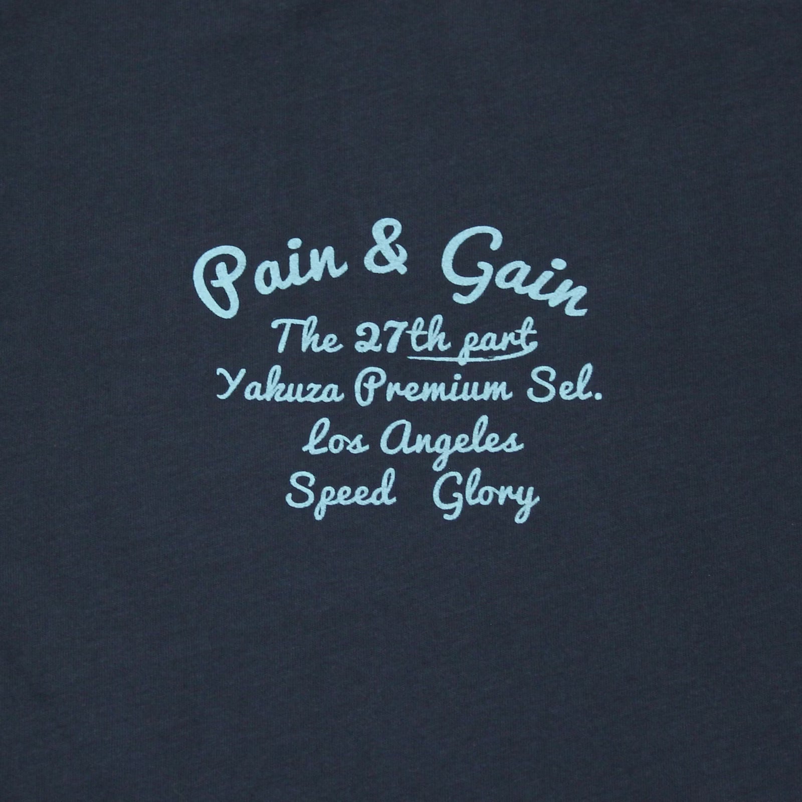  Detailansicht Yakuza Premium T-Shirt dunkelblau mit hellblauem Pain and Gain Schriftzug.