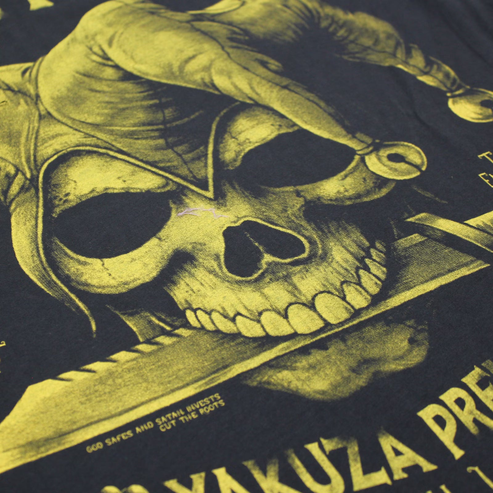 Yakuza Premium 3911 T-Shirt in schwarz mit grossem, detailreichem Rückenprint und kleinem Frontprint auf der linken Brust.