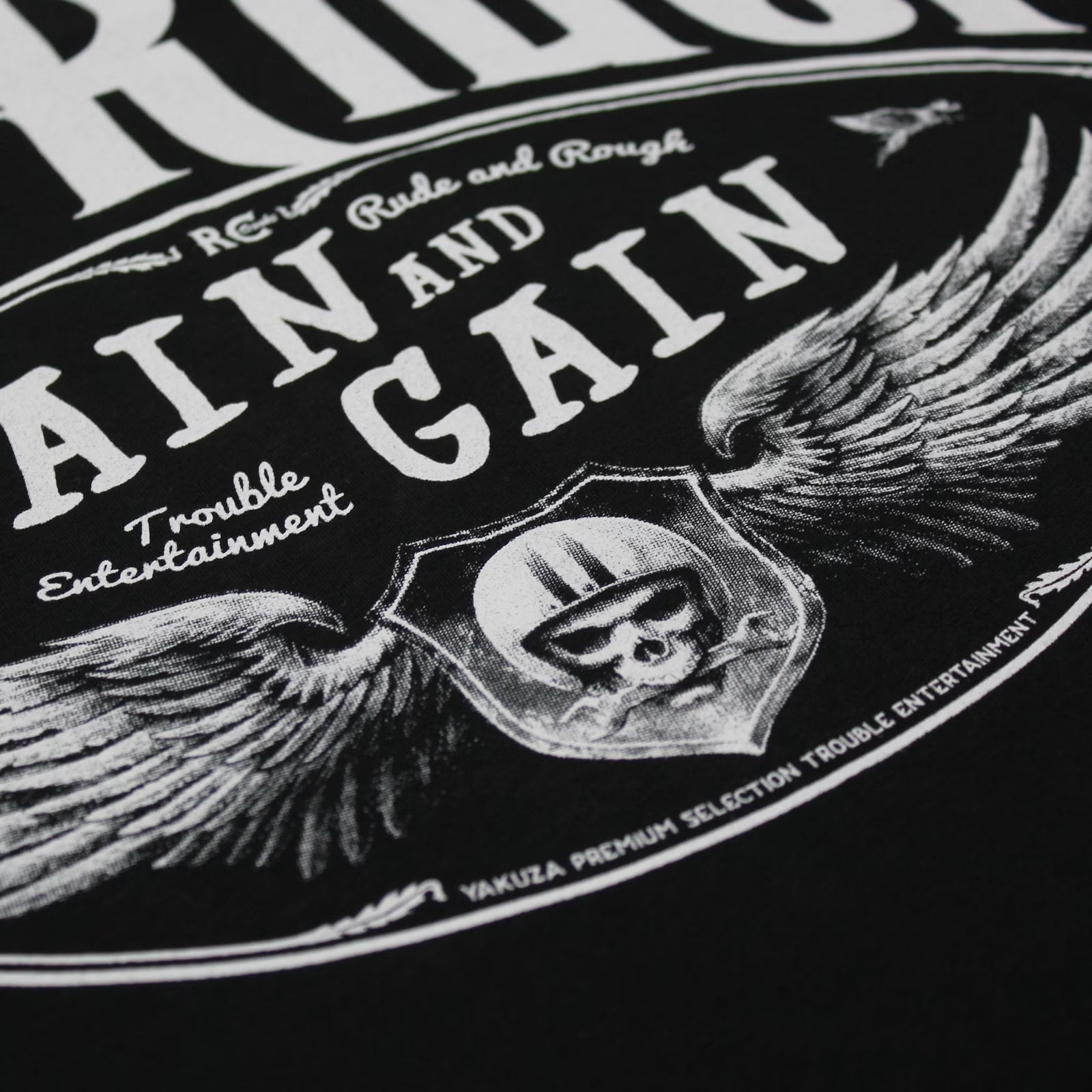 Yakuza Premium  YPS 3912  T-Shirt Schwarz aus 100% Baumwolle mit grossem Brustprint und auffälligen Schriftzug auf dem Rücken.