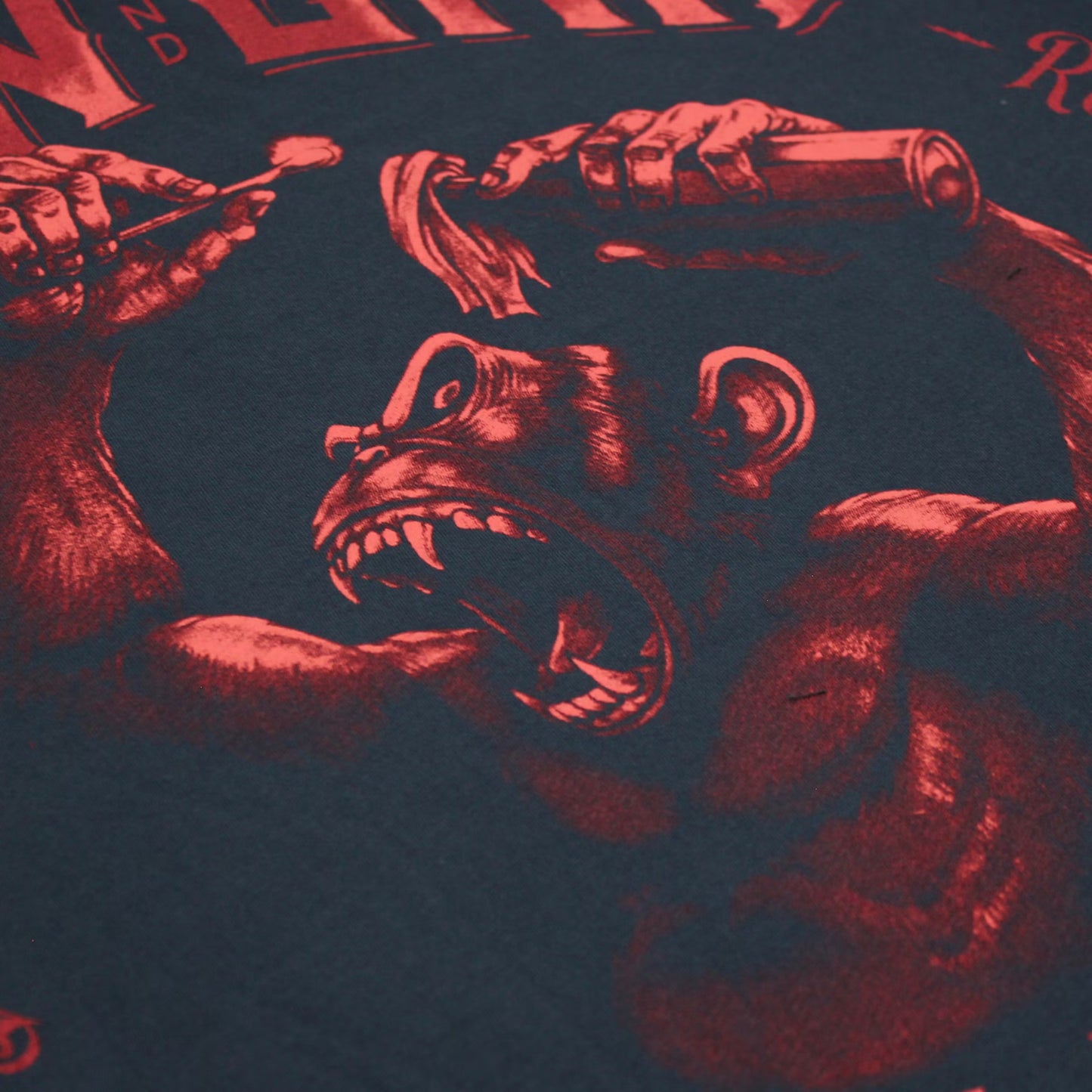 Dunkelblaues Yakuza Premium T-Shirt YPS 3909 mit wütendem Affenprint auf dem Rücken.