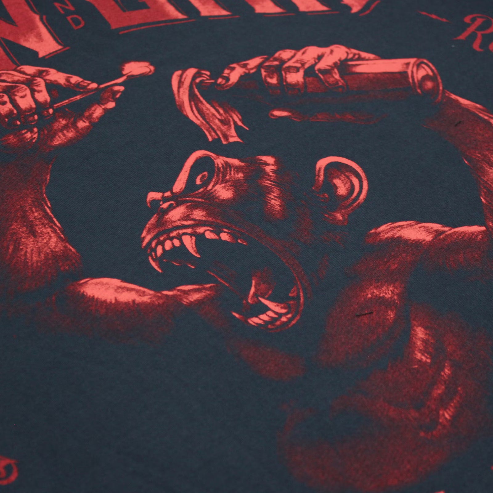 Dunkelblaues Yakuza Premium T-Shirt YPS 3909 mit wütendem Affenprint auf dem Rücken.