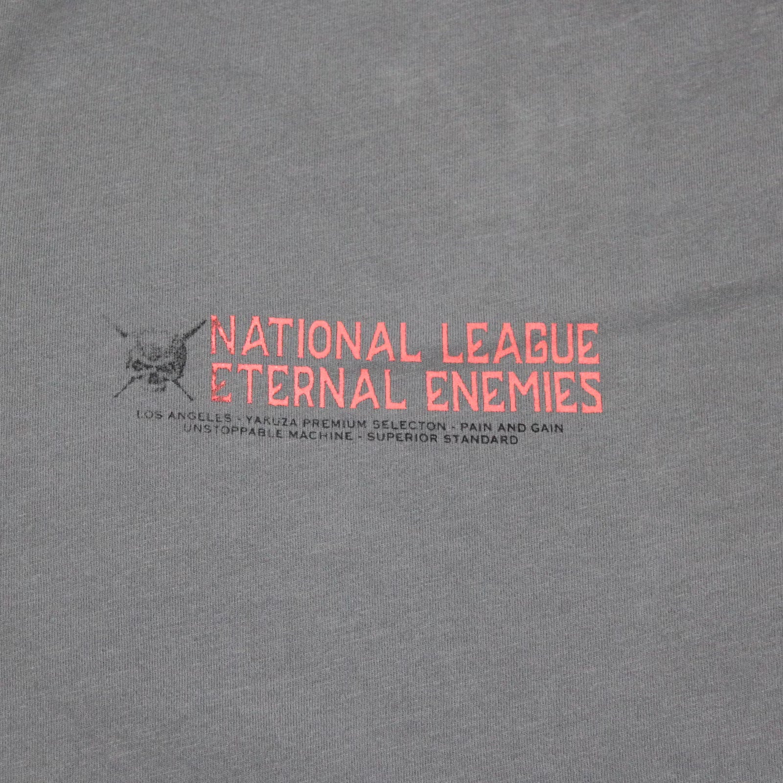 Yakuza Premium T-Shirt in Stone/Grau mit Skull-Print auf Rücken und Brust, weiche Pima-Baumwolle