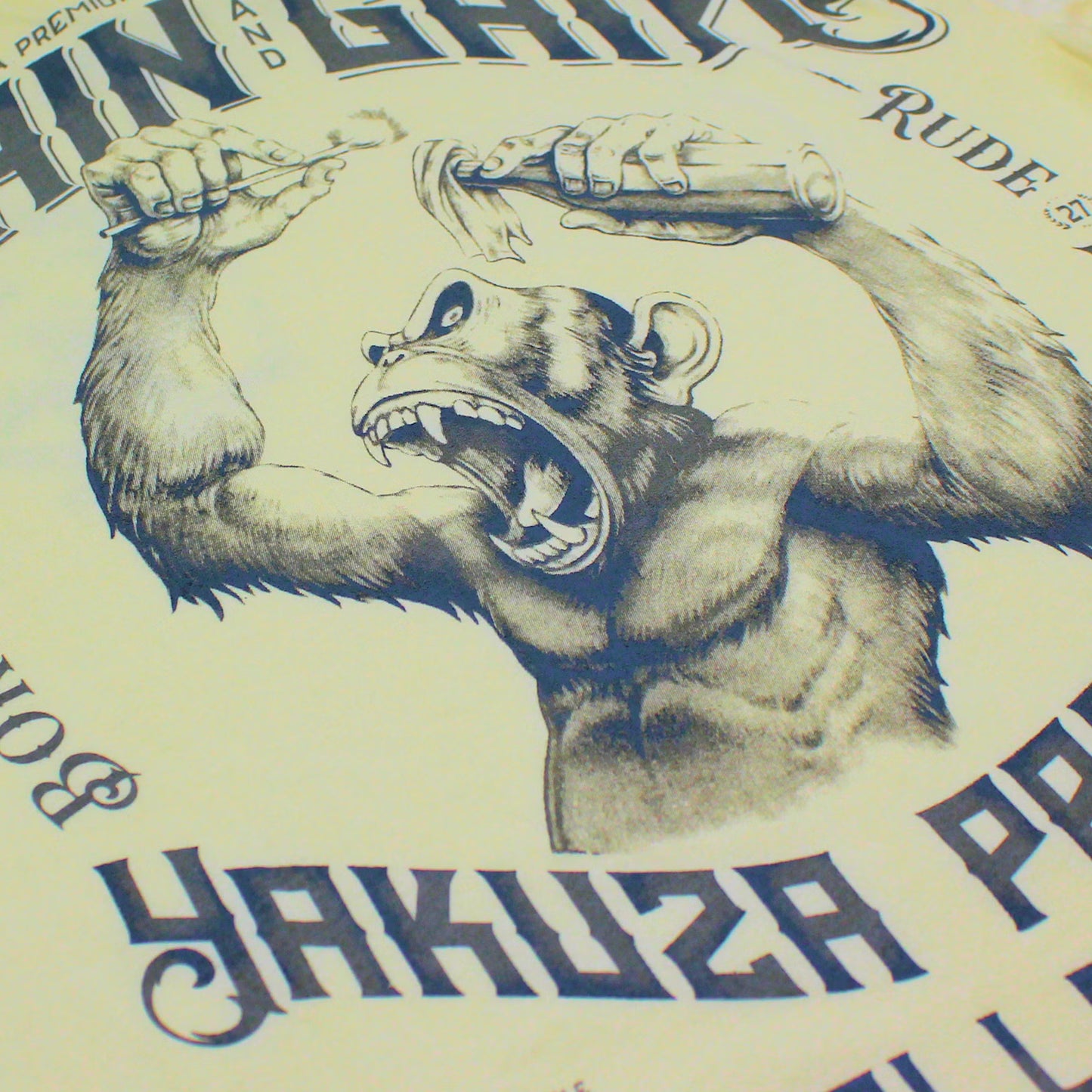 Hellgelb Yakuza Premium T-Shirt YPS 3909 mit wütendem Affenprint auf dem Rücken.