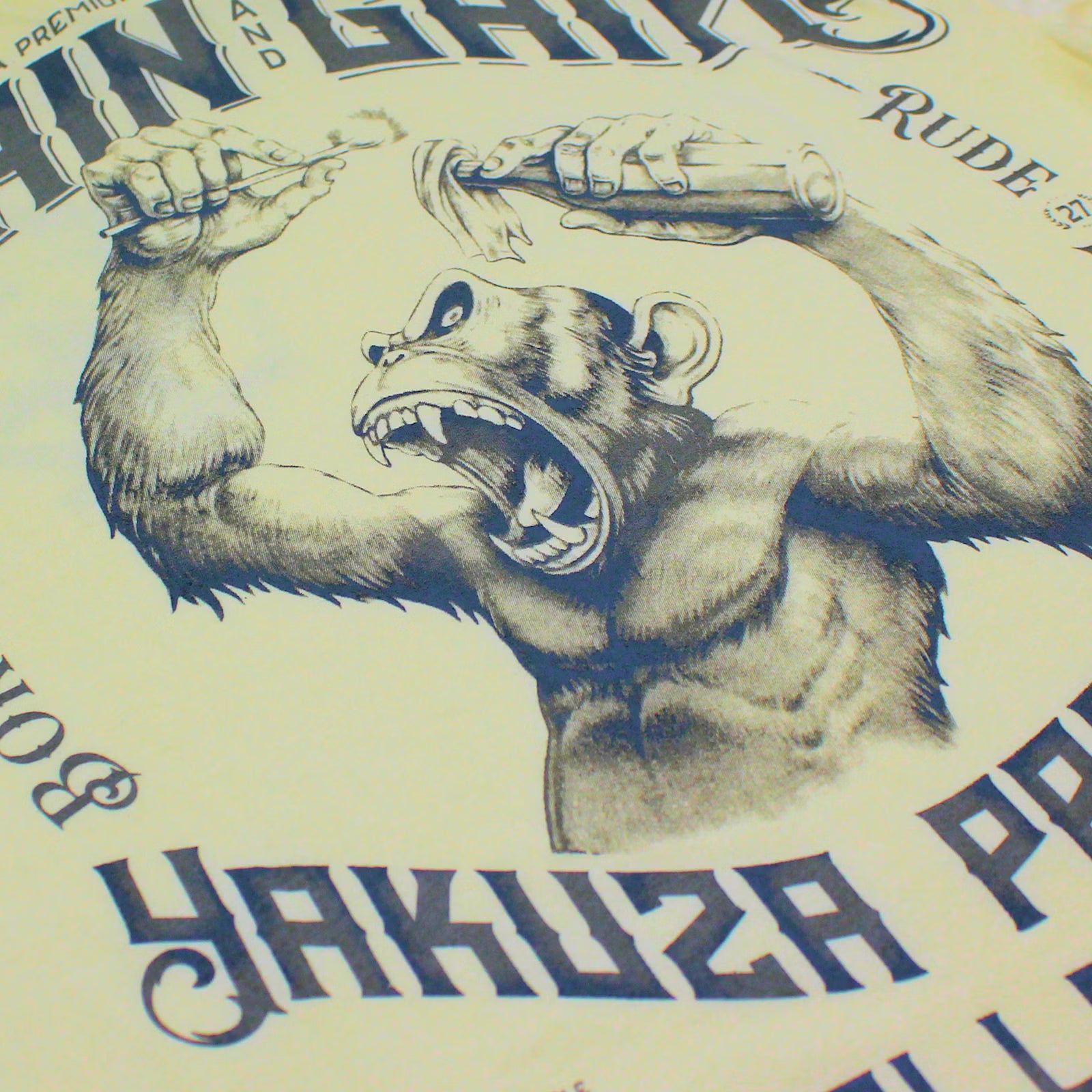 Hellgelb Yakuza Premium T-Shirt YPS 3909 mit wütendem Affenprint auf dem Rücken.