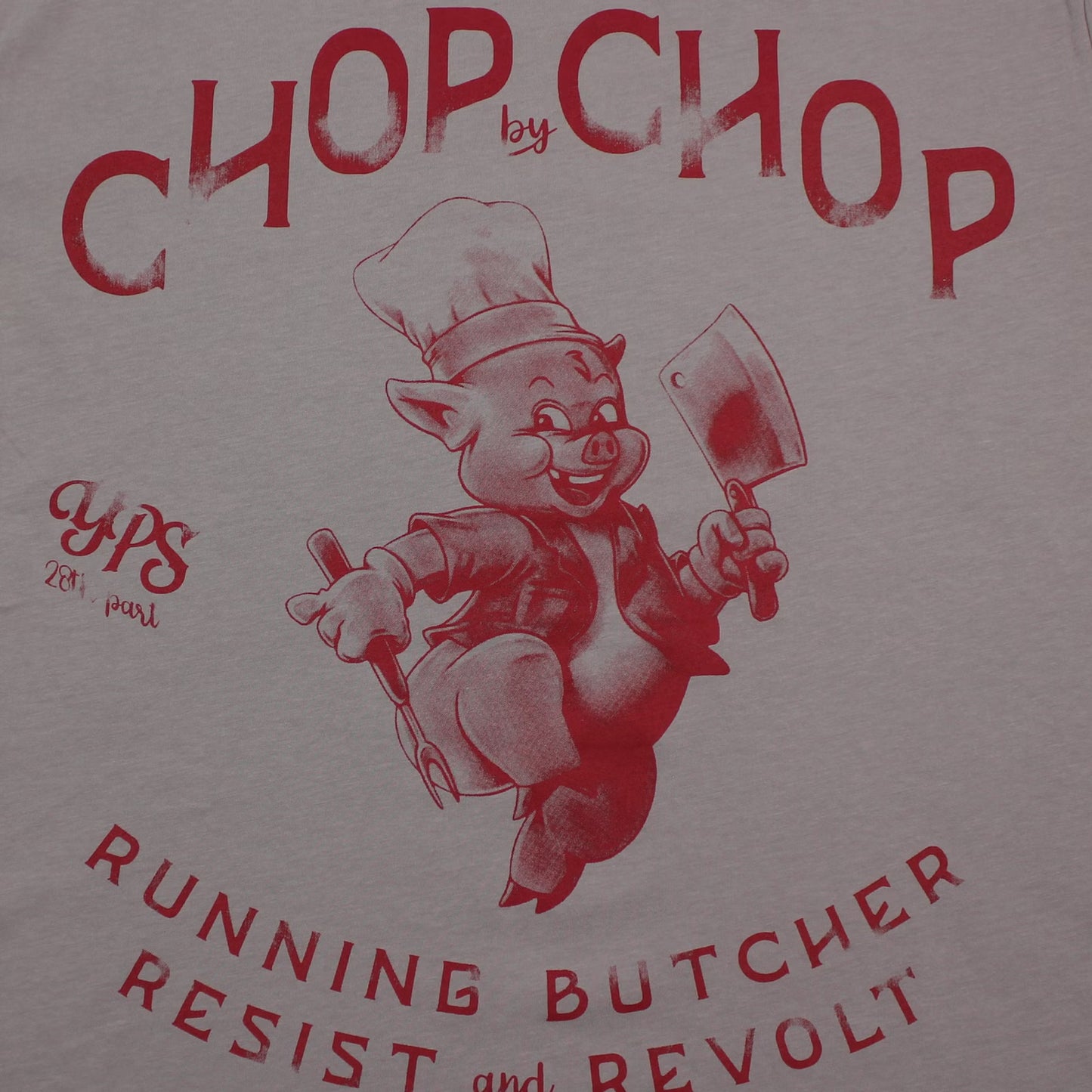 Yakuza Premium Selection T-Shirt in Lila mit grossem Frontprint Schwein als Koch und Chop by Chop Schriftzug auf dem Rücken