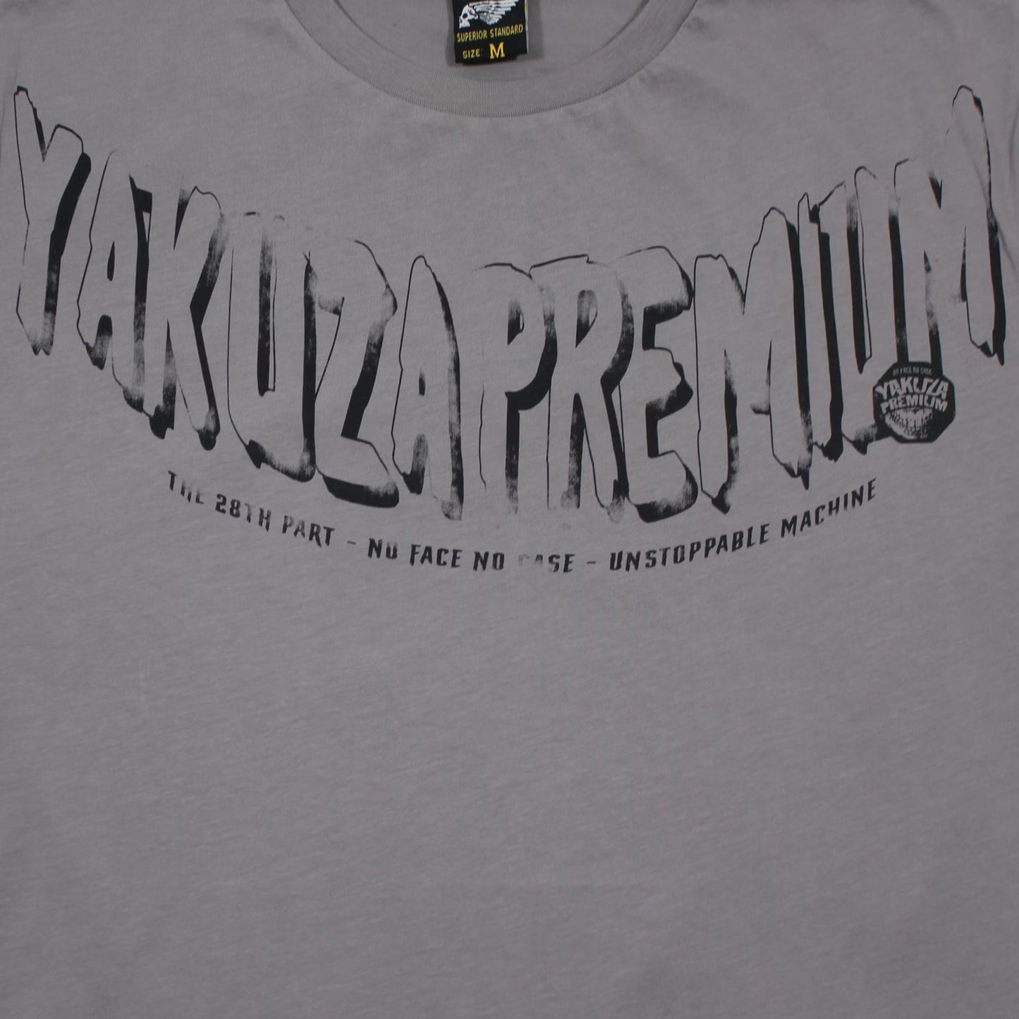 Lila mattes Yakuza Premium T-Shirt aus Pima-Baumwolle mit Logo-Schriftzug auf der Brust.