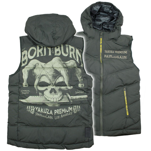 Dunkelolive Yakuza Premium Weste 3966 mit Harlekin-Print auf dem Rücken und abnehmbarer Kapuze.