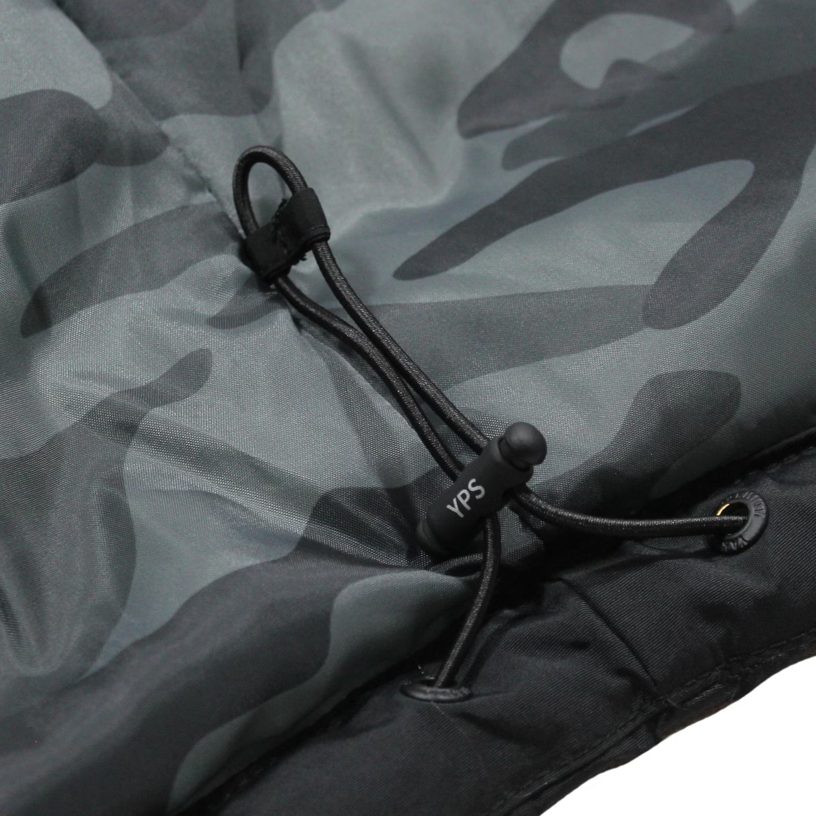 Schwarze Yakuza Premium Weste 3966 mit Harlekin-Print auf dem Rücken und abnehmbarer Kapuze.