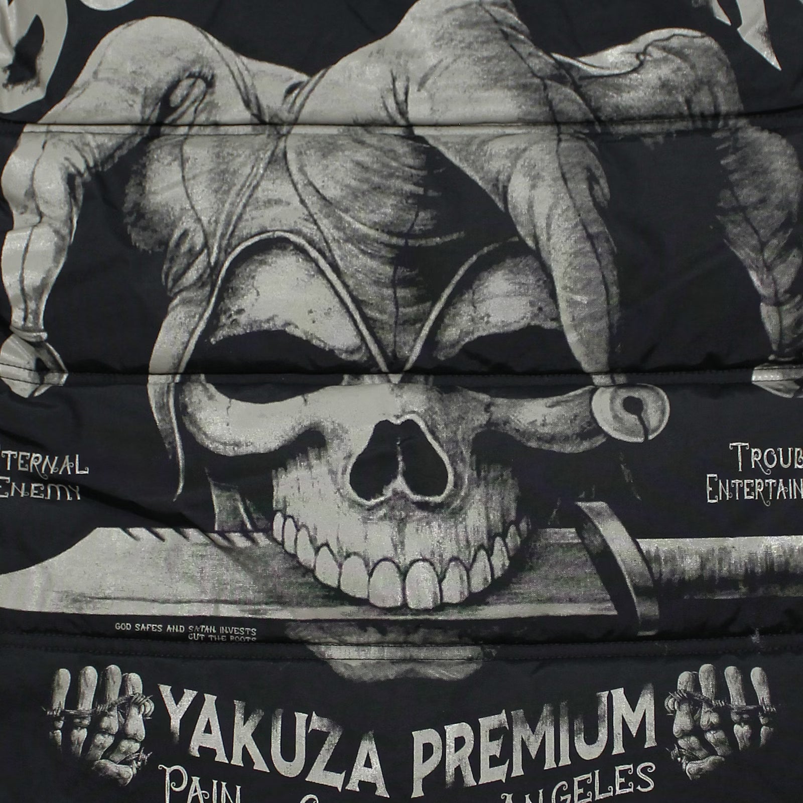 Schwarze Yakuza Premium Weste 3966 mit Harlekin-Print auf dem Rücken und abnehmbarer Kapuze.