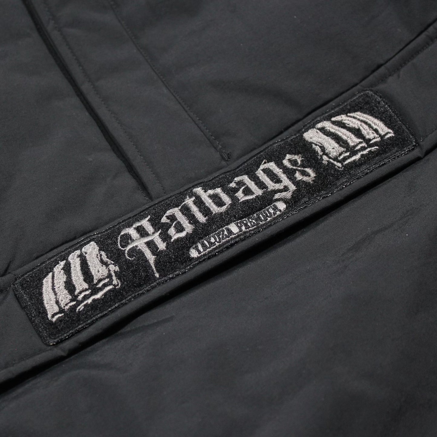 Yakuza Premium Windbreaker 3963 in Schwarz mit Kapuze, Harlekin-Print und Patches.