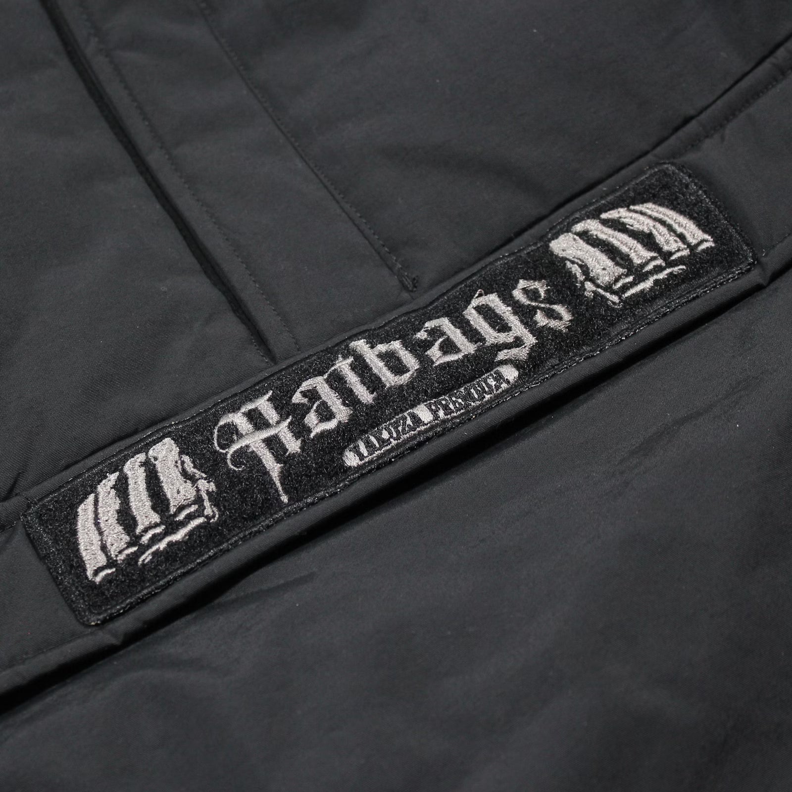 Yakuza Premium Windbreaker 3963 in Schwarz mit Kapuze, Harlekin-Print und Patches.