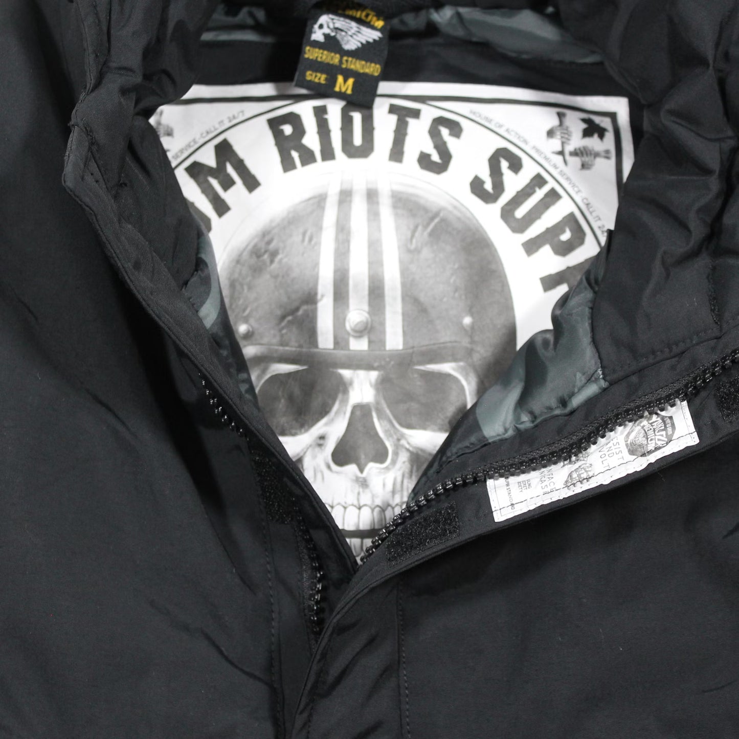 Yakuza Premium Windbreaker 3963 in Schwarz mit Kapuze, Harlekin-Print und Patches.