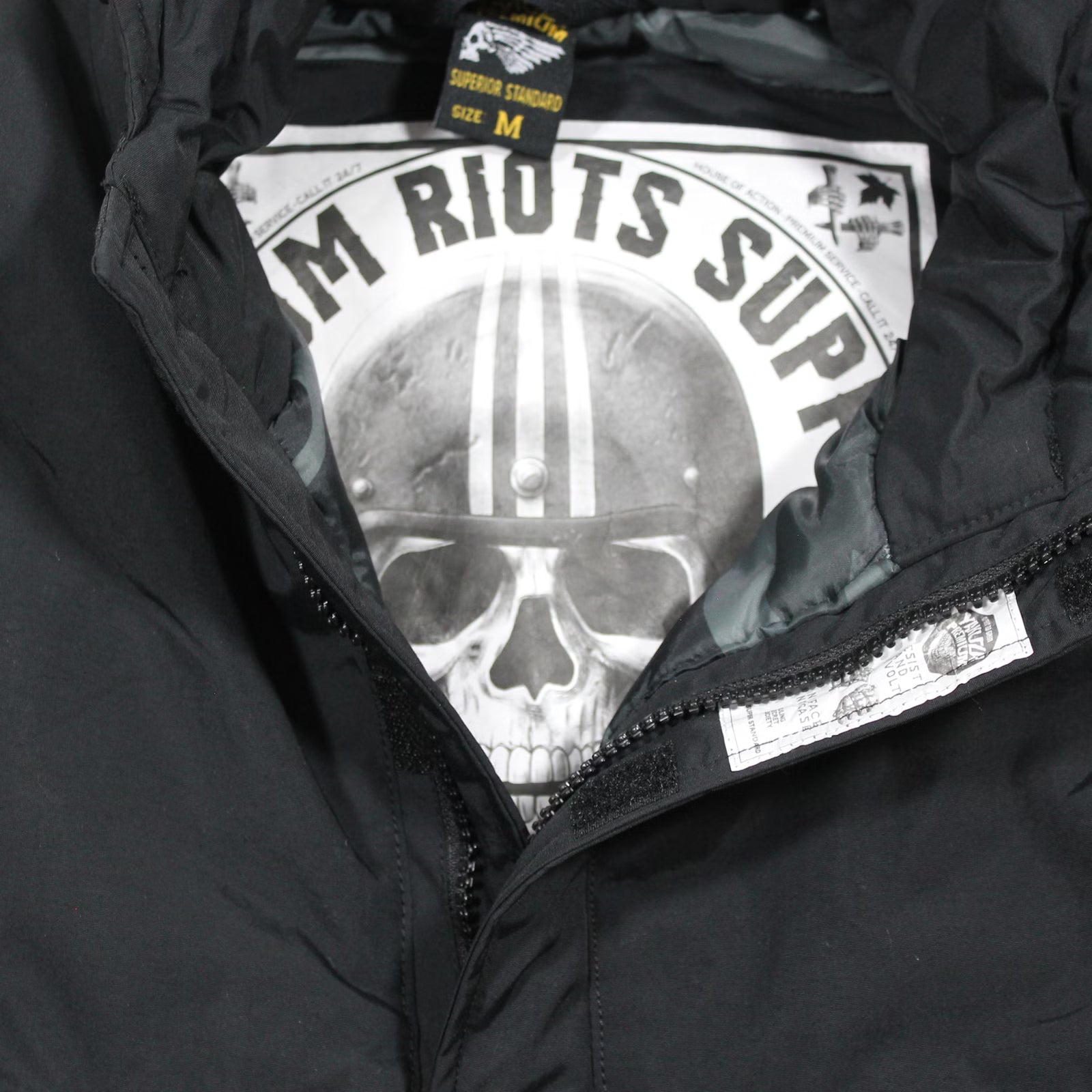 Yakuza Premium Windbreaker 3963 in Schwarz mit Kapuze, Harlekin-Print und Patches.