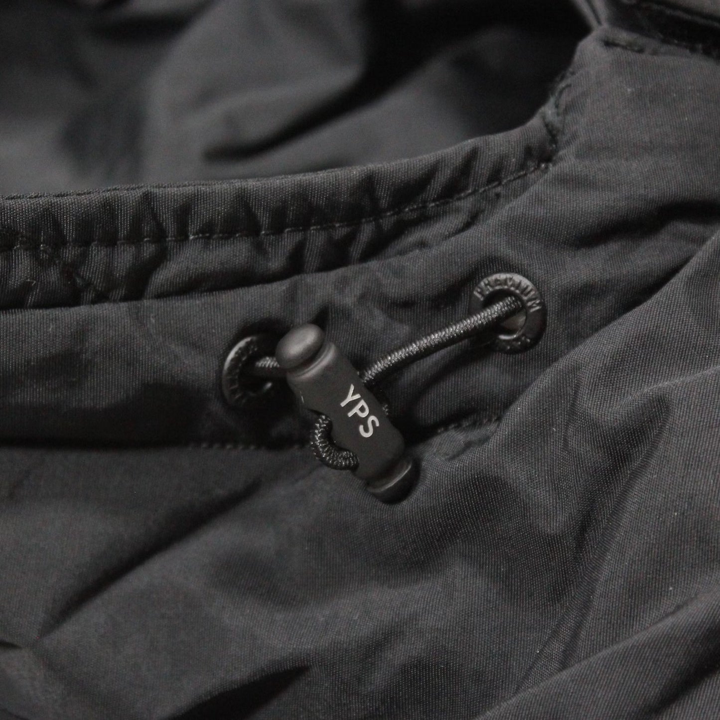 Yakuza Premium Windbreaker 3963 in Schwarz mit Kapuze, Harlekin-Print und Patches.