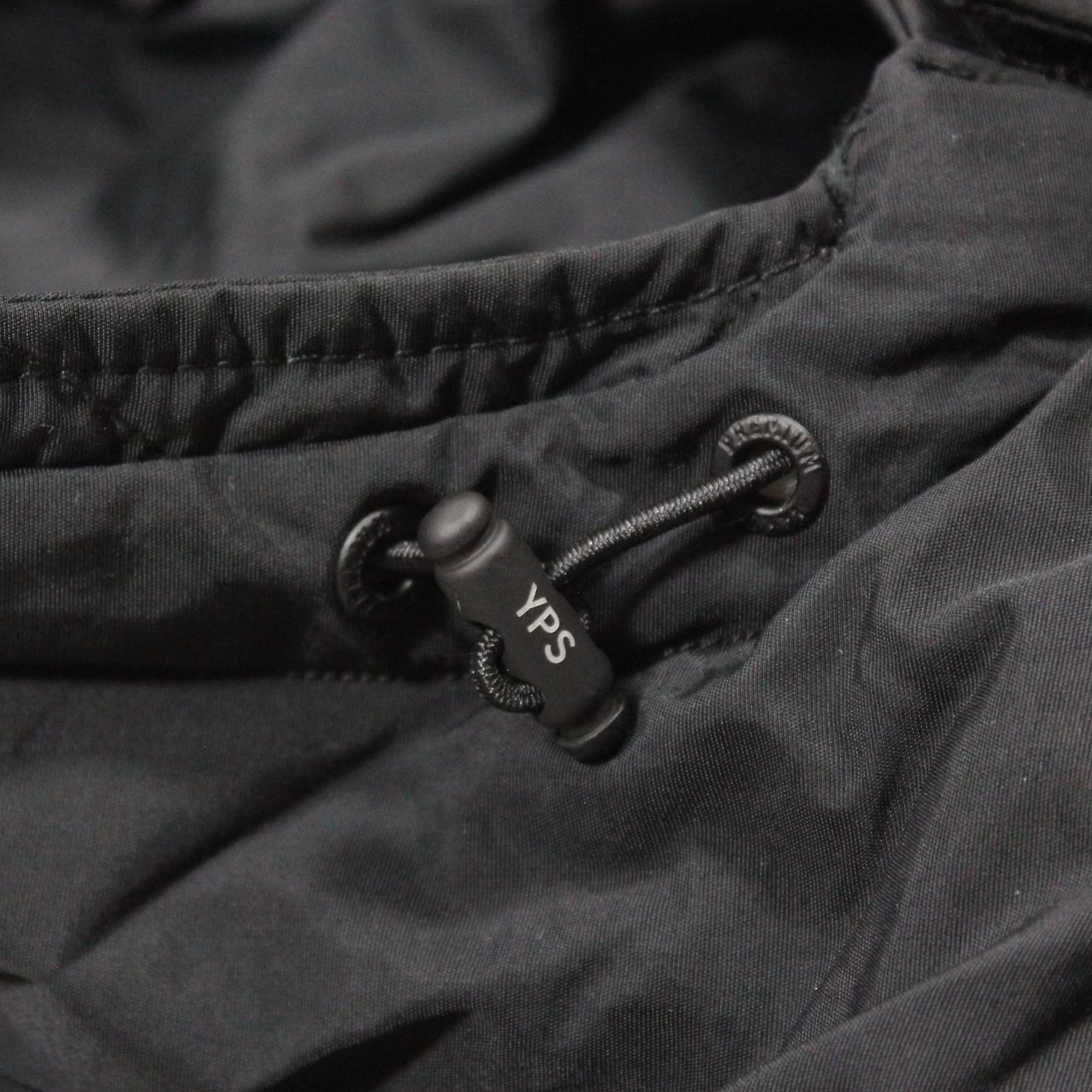 Yakuza Premium Windbreaker 3963 in Schwarz mit Kapuze, Harlekin-Print und Patches.