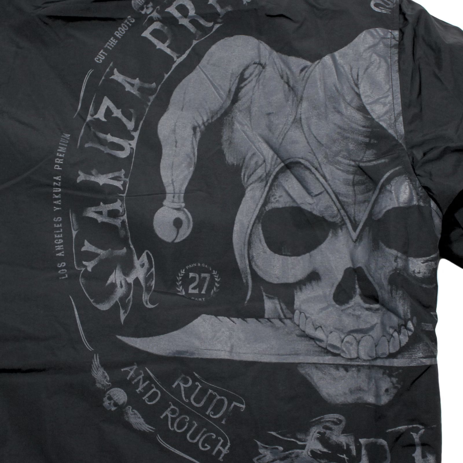 Yakuza Premium Windbreaker 3963 in Schwarz mit Kapuze, Harlekin-Print und Patches.
