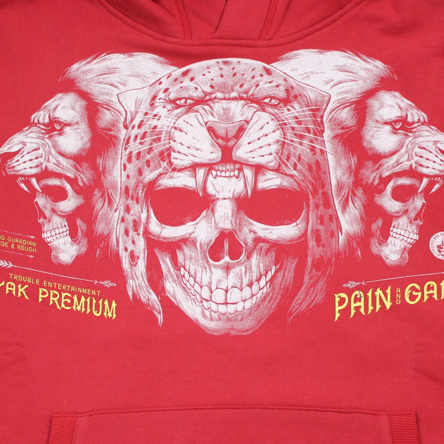 Yakuza Premium Sweatshirt YPH 3923 in Rot mit drei Indianer-Skulls vorn und Schriftzug auf den Ärmeln